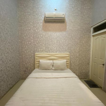 Griya Rw Family Guest House Redpartner Solo Exterior foto