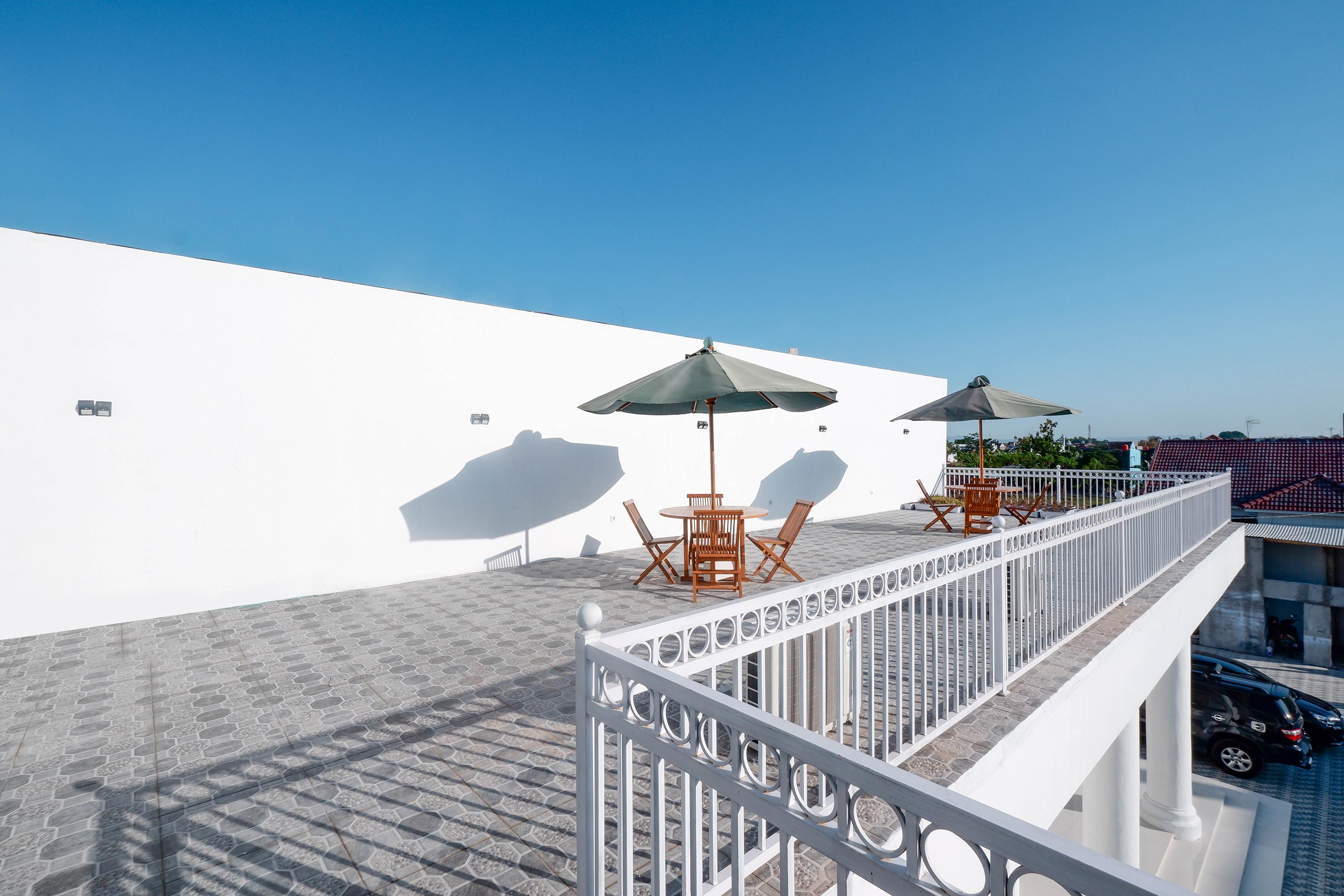 Griya Rw Family Guest House Redpartner Solo Exterior foto