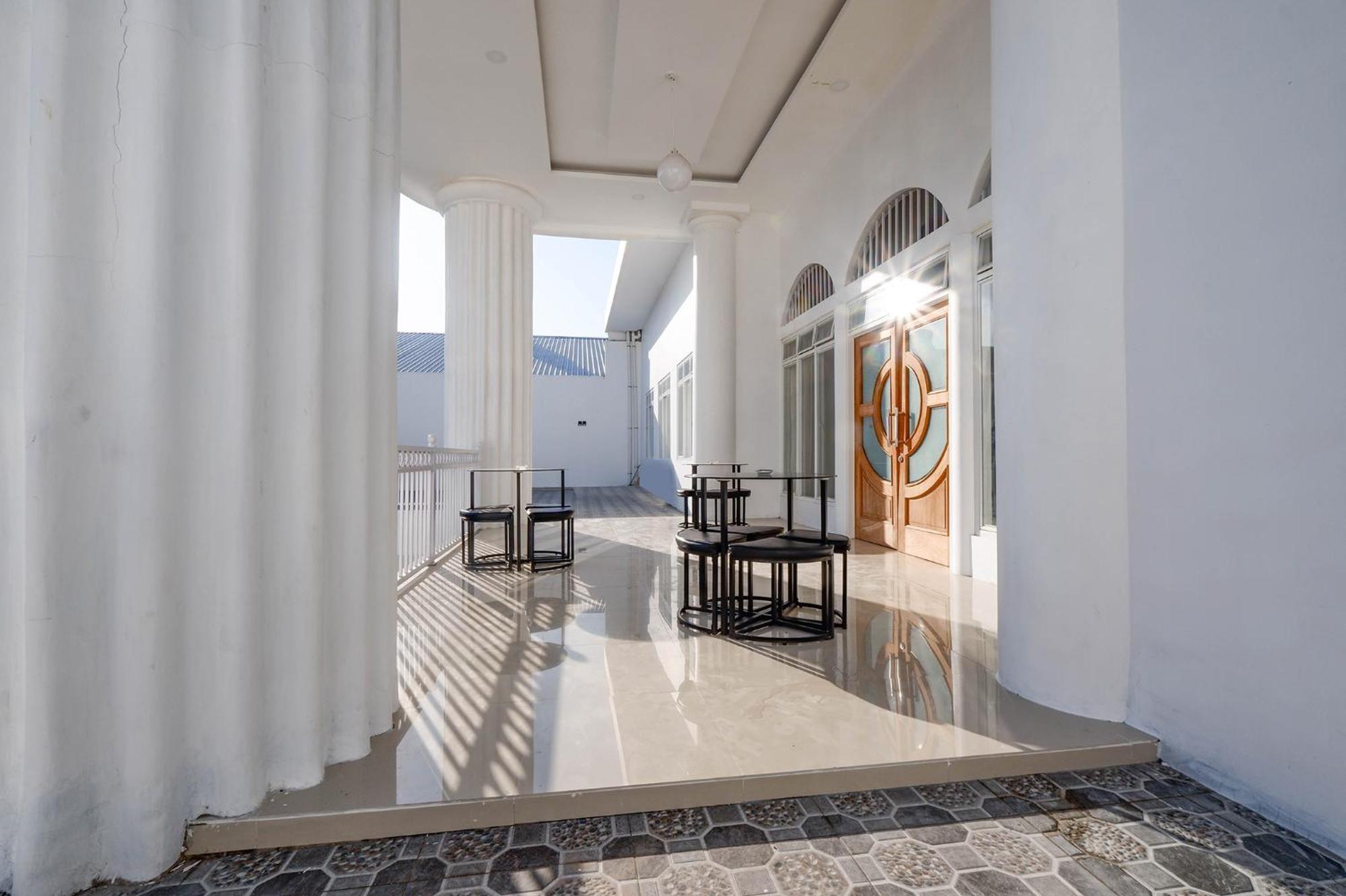 Griya Rw Family Guest House Redpartner Solo Exterior foto
