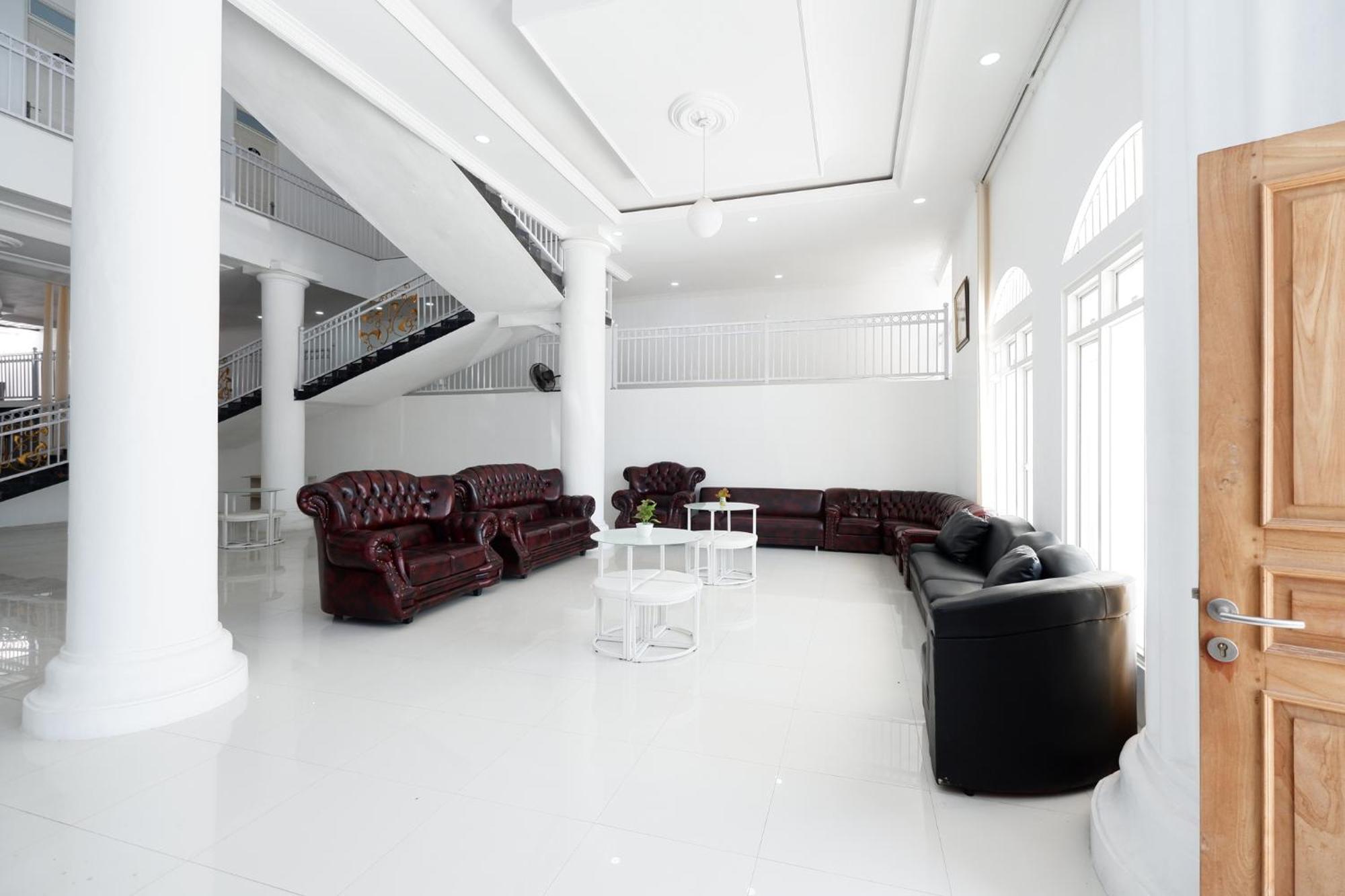Griya Rw Family Guest House Redpartner Solo Exterior foto