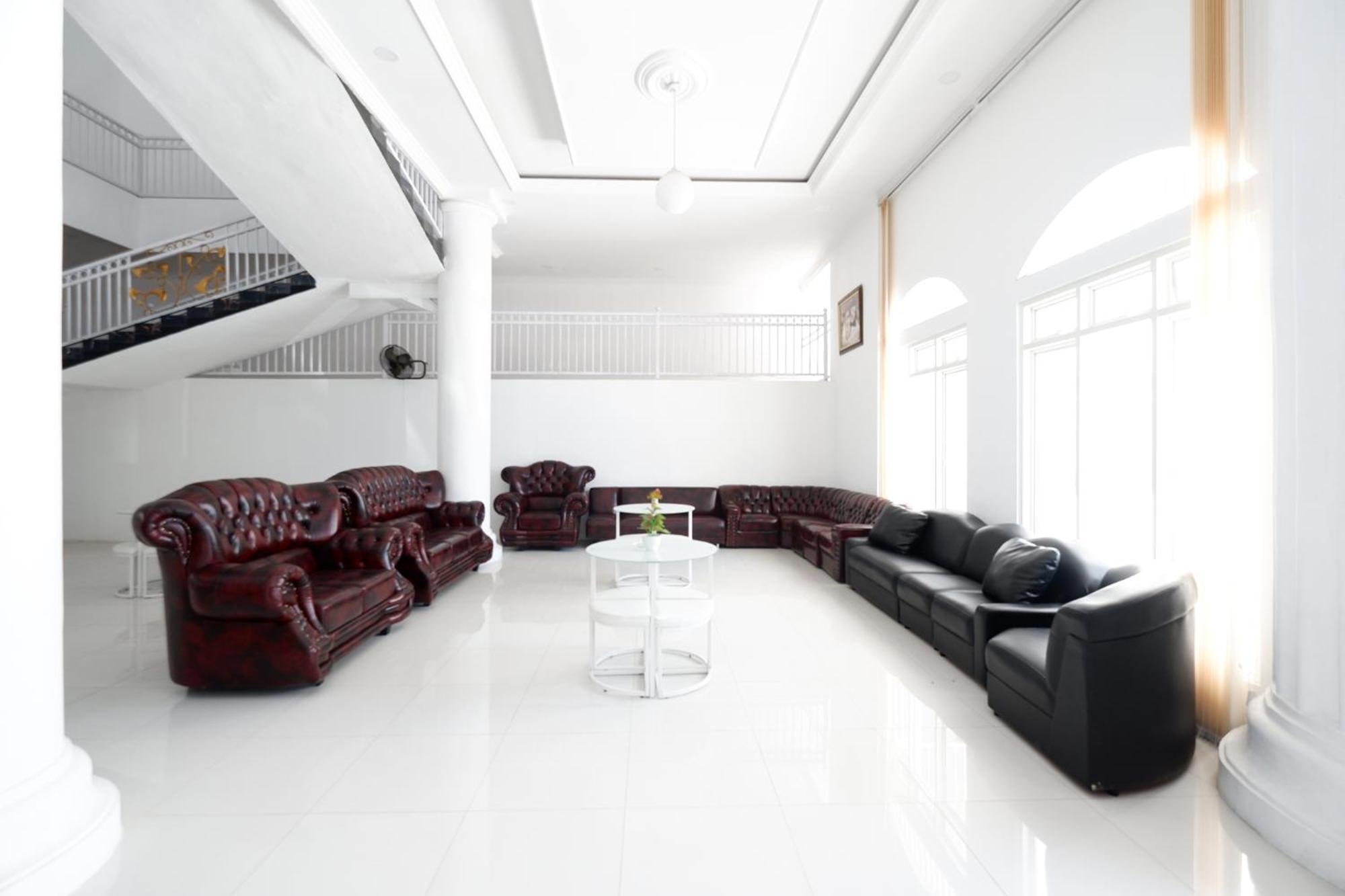 Griya Rw Family Guest House Redpartner Solo Exterior foto