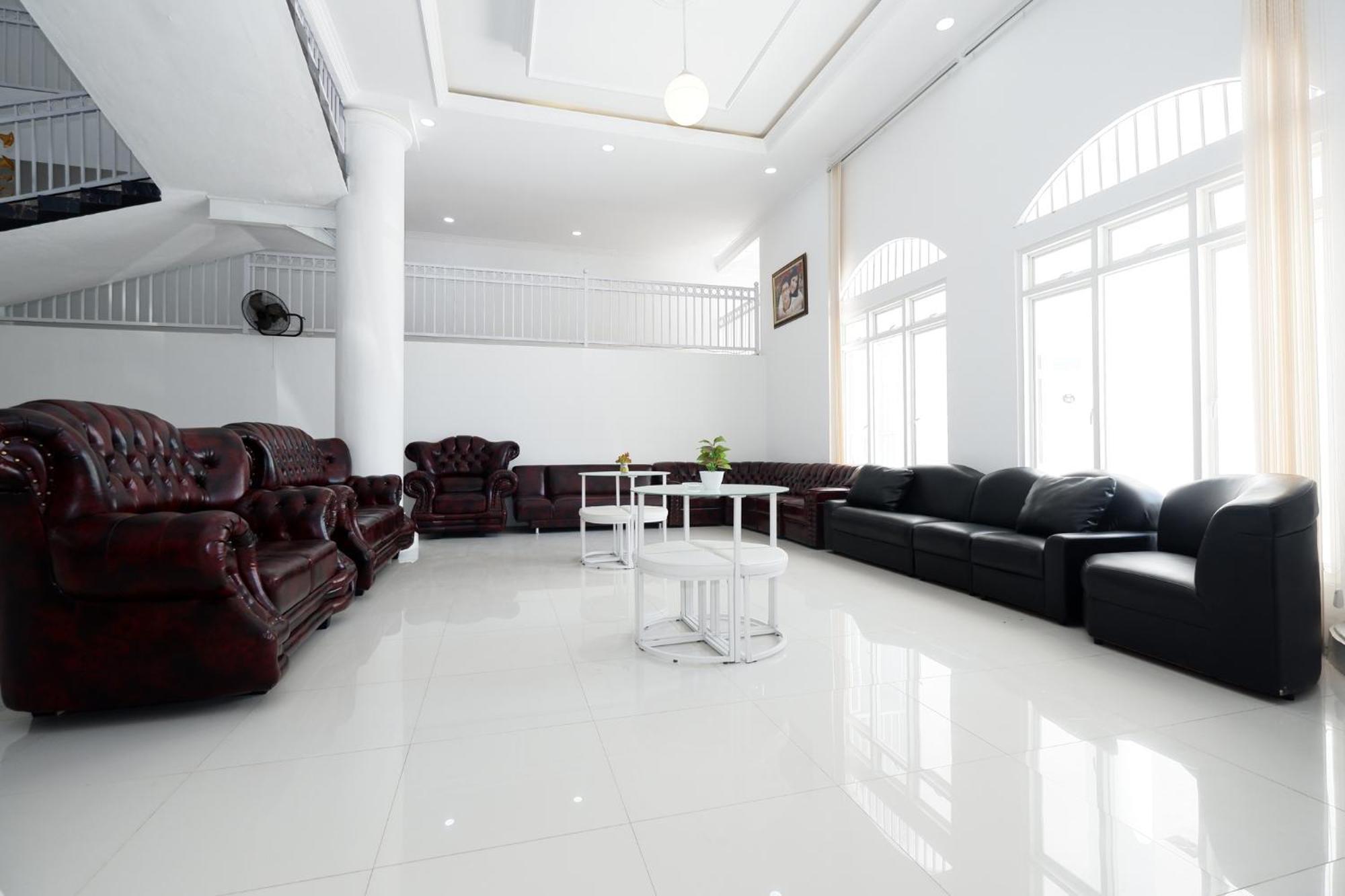 Griya Rw Family Guest House Redpartner Solo Exterior foto