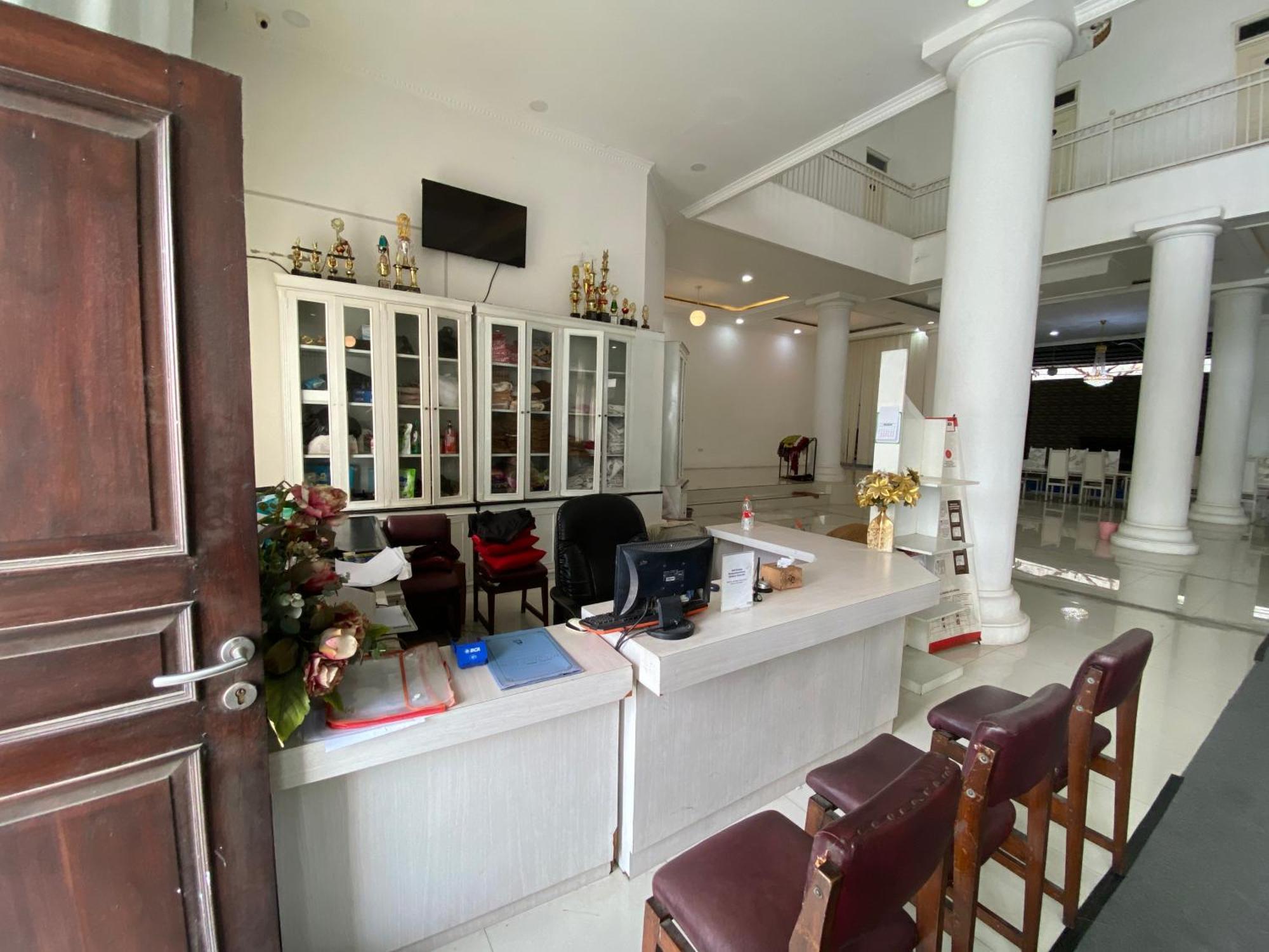 Griya Rw Family Guest House Redpartner Solo Exterior foto