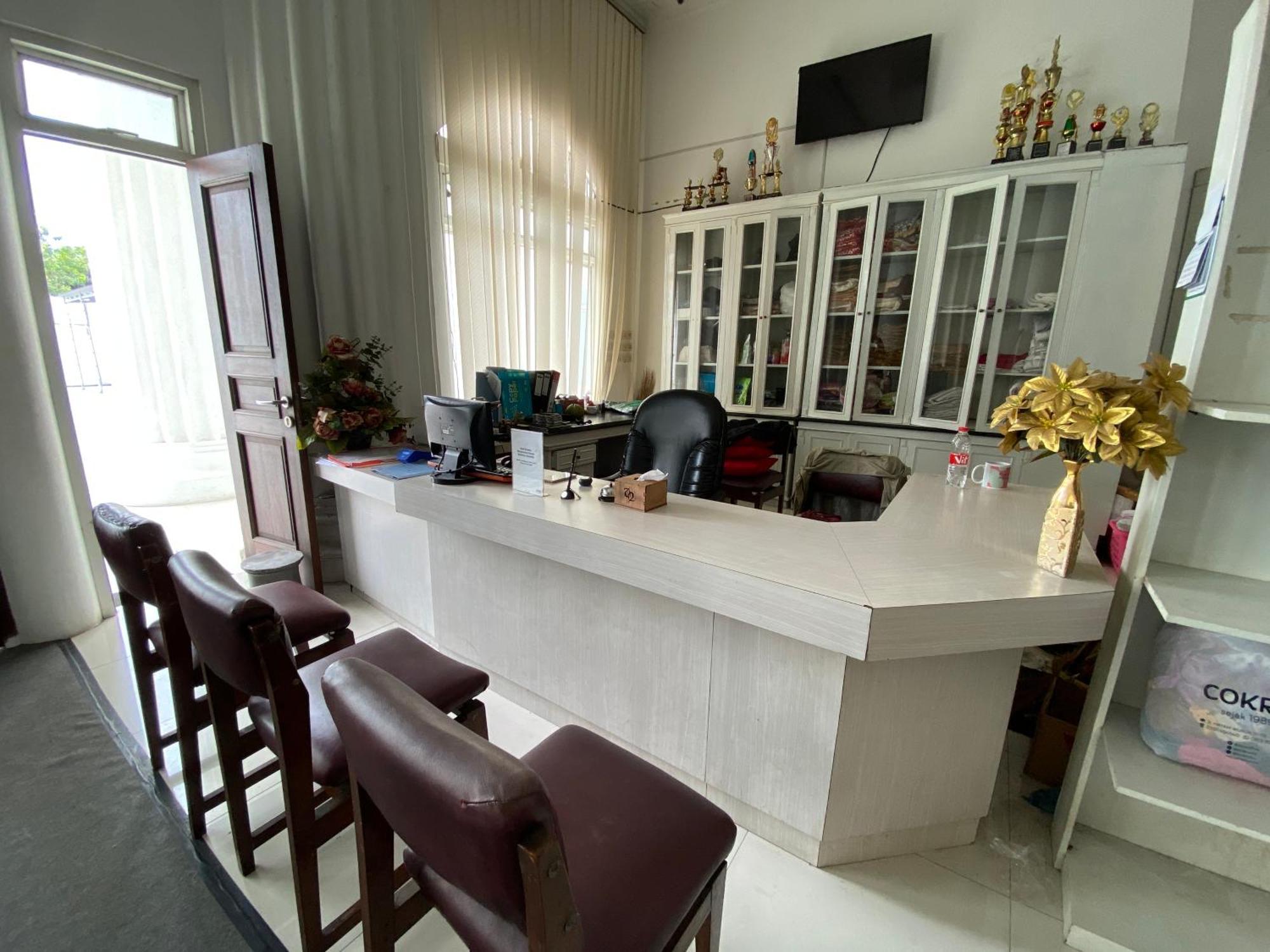 Griya Rw Family Guest House Redpartner Solo Exterior foto