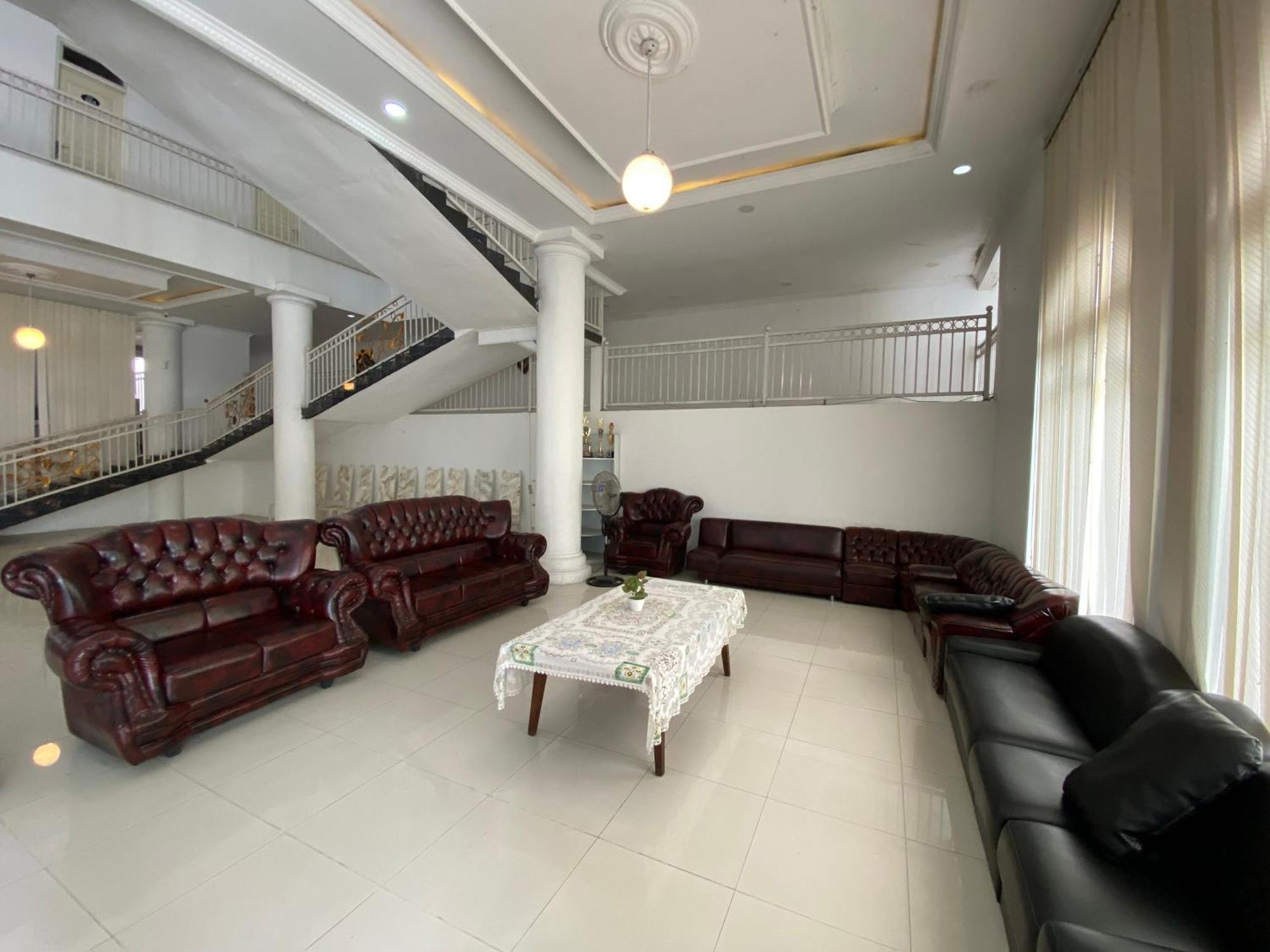 Griya Rw Family Guest House Redpartner Solo Exterior foto